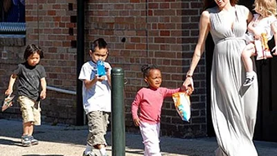 Анджелина Джоли не водит детей в школу, а просто показывает мир