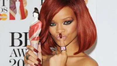 Рианна упала на сцене +ВИДЕО