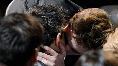 Роберт Паттинсон поцеловал в губы Тейлора Лотнера +ВИДЕО