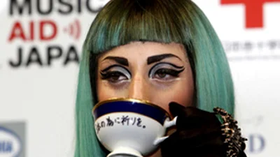 Lady GaGa продает чашку со следами губной помады