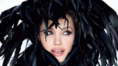 Анджелина Джоли оседлает верблюда