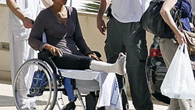 Холли Берри сломала ногу
