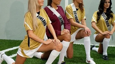 Конкурсанток «Мисс Вселенная» заставили играть в футбол