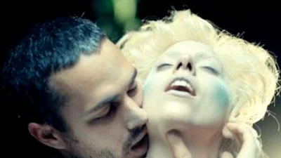 Lady Gaga заставляет бойфренда переодеваться вампиром