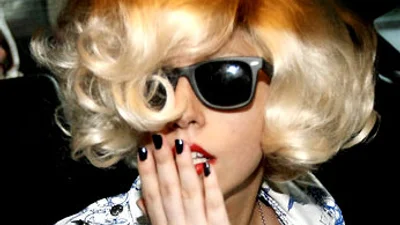 Lady Gaga поздравила Клинтона в образе Монро 