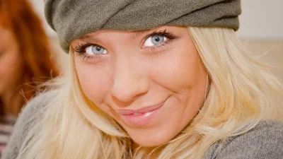 Девушка Блонда хочет сменить голос