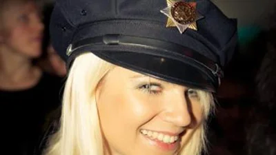 Это полиция, раздевайтесь!