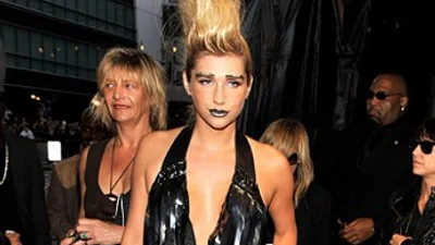 Kesha одевает помощника в костюм гигантского члена