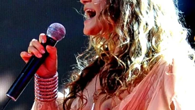 Наталья Могилевская показала грудь на сцене