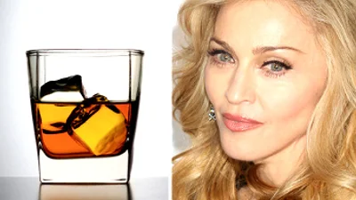 Мадонна нюхает виски 