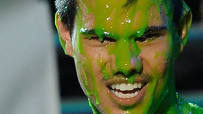 Голливудские звезды попробовали на вкус зеленую слизь 