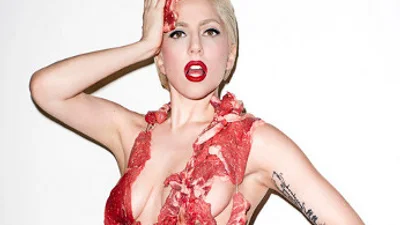 Lady Gaga опять вышла в люди в мясе 
