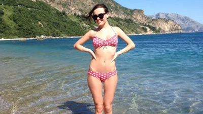 Эрика соблазняла парней на пляжах Черногории 
