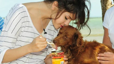 Селена Гомес выбрала щенка в приюте