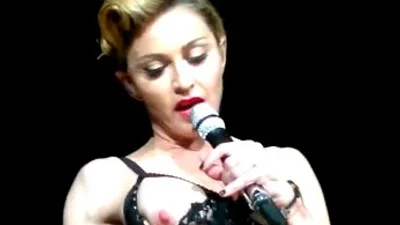 53-летняя Мадонна показала на сцене грудь