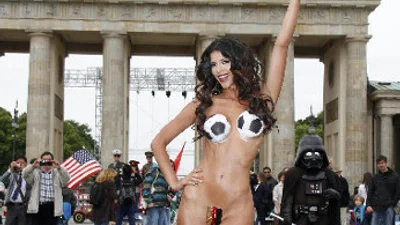 ШОК! Голая модель вышла на улицу в поддержку ЕВРО-2012