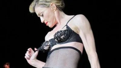 Мадонна показала французам грудь 