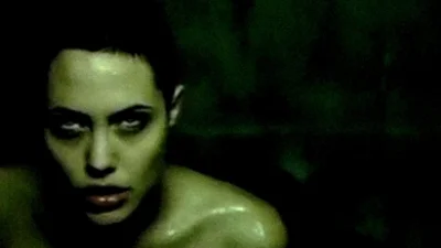 Лысая Джоли танцевала стриптиз в клипе the Rolling Stones