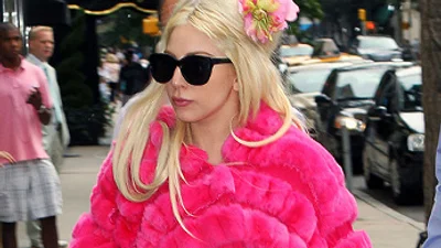 Розовый шопинг Lady Gaga