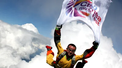 Экстремал Руслан Квинта позировал в небе с флагом