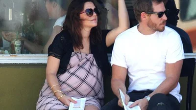 У Дрю Берримор заметно округлился животик