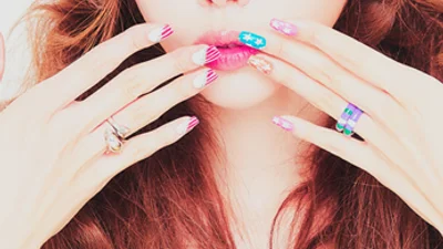 Разноцветный маникюр поднимет вам настроение