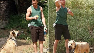 Райан Гослинг вместо девушек носит на руках свою собаку