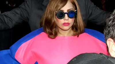 Lady Gaga насмешила французов своим платьем