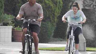 Арнольд Шварцнеггер прокатался на велосипеде