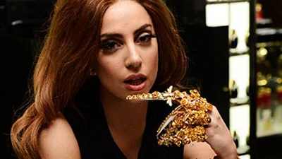Для Lady Gaga создали монстро-перчатки
