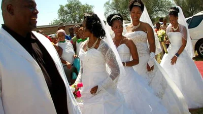 Африканский бизнесмен женился на четырех невестах
