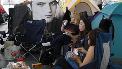 Фанаты Сумерек ночуют под кинотеатром