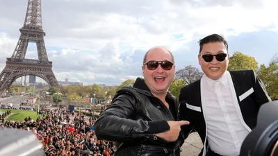 Рэпер PSY устроил флешмоб в Париже