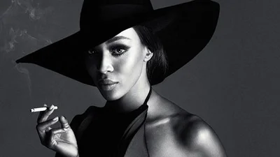 42-летняя Наоми Кэмпбелл полностью оголила грудь