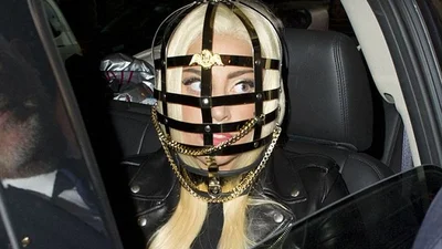 Леди Гага вышла в свет в костюме серийного убийцы
