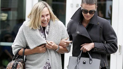 Папарацци следят за побритой Шарлиз Терон