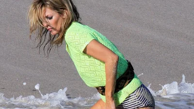 Кейт Мосс резвилась на пляже без бюстгальтера 