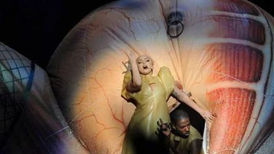 Lady Gaga вылезла из вагины на сцену 
