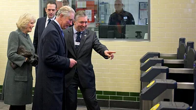 Королевское семейство Британии спустилось в метро