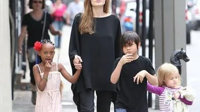 Анджелина Джоли проводит все время с детьми