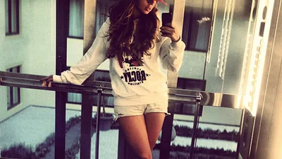 Аня Седокова фотографируется в лифте