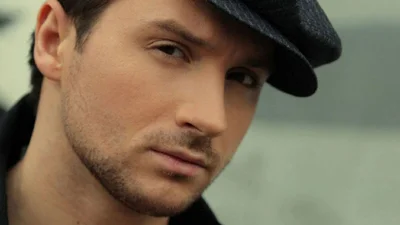 Сергей Лазарев показал, что он делает в постели с девушками