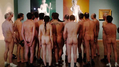 Нудисты на выставке о голых мужчинах
