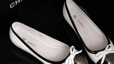 Коко Шанель придумала черно – белую обувь