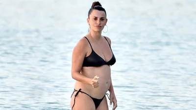 Беременная Пенелопа Крус отдыхает с ребенком на пляже