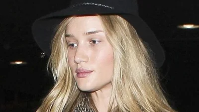 Рози Хантингтон-Уайтли показала личико без макияжа