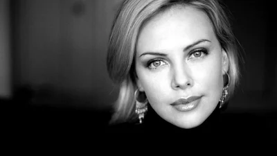 Папарацци преследуют Шарлиз Терон и ее сыночка