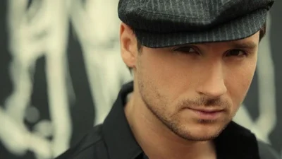 Сергей Лазарев стал дамой с собачкой