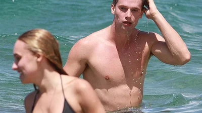 Сын Шварцнеггера уже дорос до взрослых поцелуев