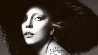 Леди Гага передвигается на золотом кресле